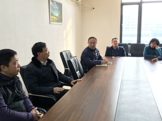 图3bet36365路检测中心姜斌院长和电气工程党支部党员们进行讨论和交流_副本.jpg